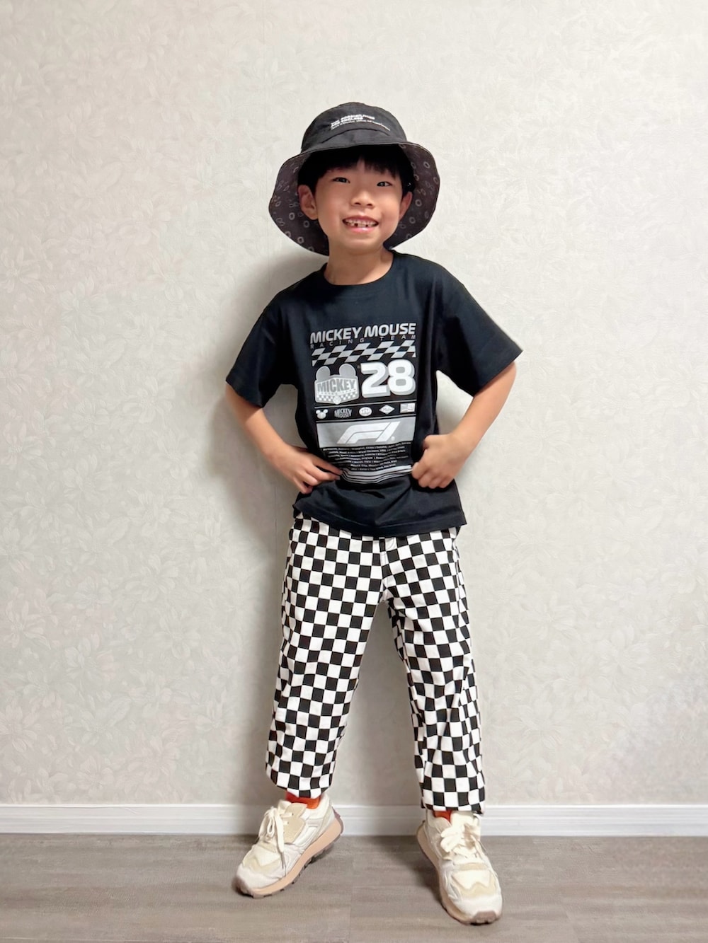 ブラック系のスウェットパンツ、ブラック系のスニーカー、ホワイト系のスニーカーを着用したキッズの夏コーディネートの2枚目の写真