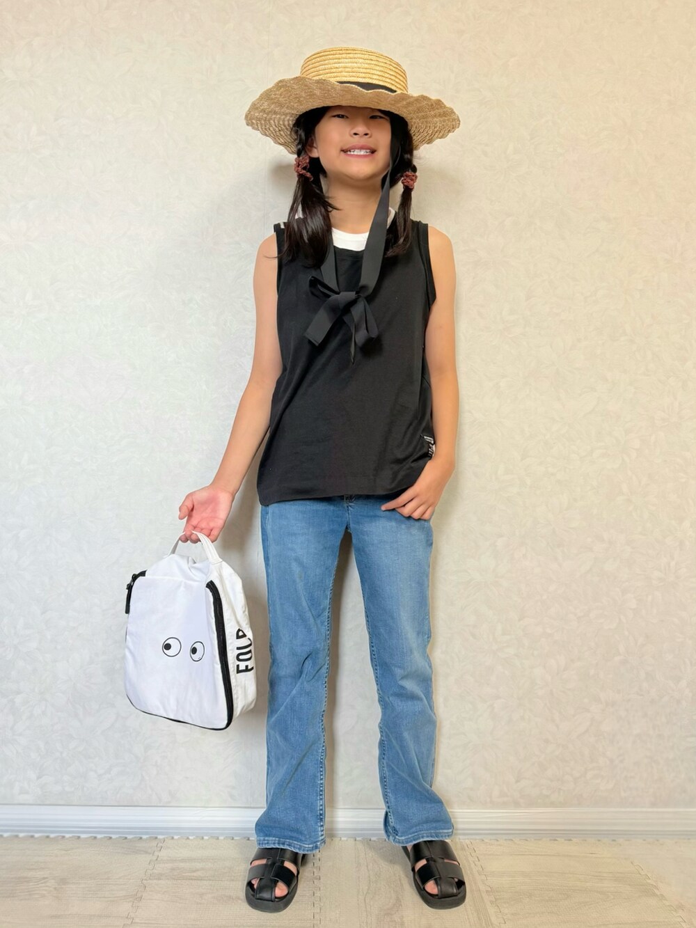 ブラック系のサンダル、ホワイト系のシャツ/ブラウス、ブラック系のタンクトップを着用したキッズの夏コーディネートの2枚目の写真