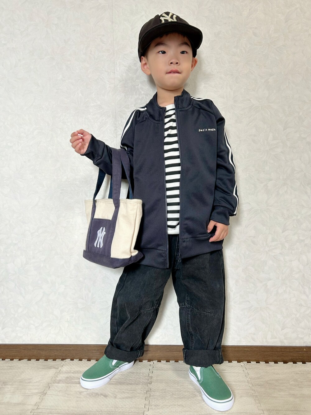 ホワイト系のTシャツ/カットソー、ブルー系のジャケット/アウター、グレー系のデニムパンツを着用したキッズの秋コーディネートの2枚目の写真