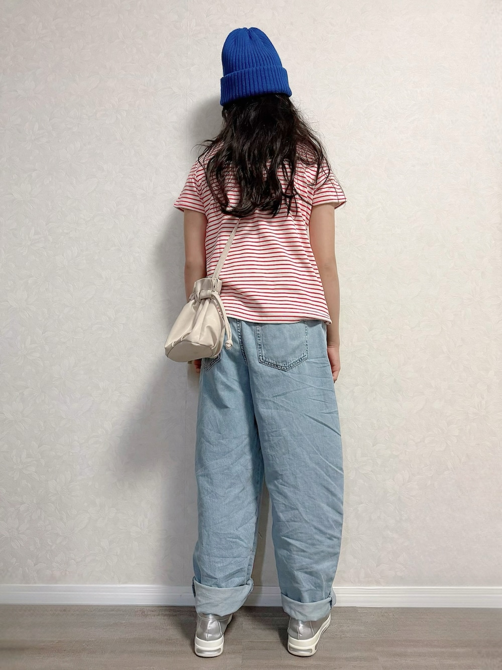 ベージュ系のその他シューズ、レッド系のTシャツ/カットソー、ホワイト系のパーカーを着用したキッズの冬コーディネートの4枚目の写真