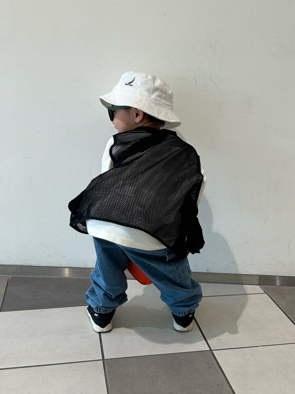 ホワイト系のTシャツ/カットソー、ブラック系のベスト、ブルー系のデニムパンツを着用したキッズの春コーディネートの5枚目の写真