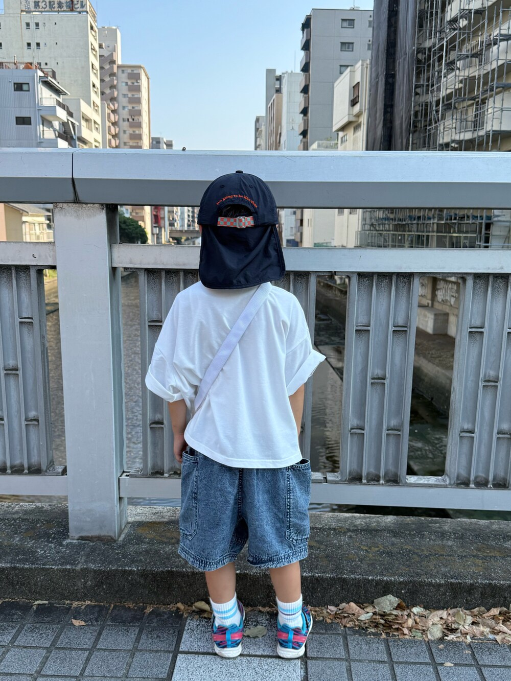 ブルー系のデニムパンツ、ブルー系のスニーカー、ホワイト系のTシャツ/カットソーを着用したキッズの夏コーディネートの5枚目の写真