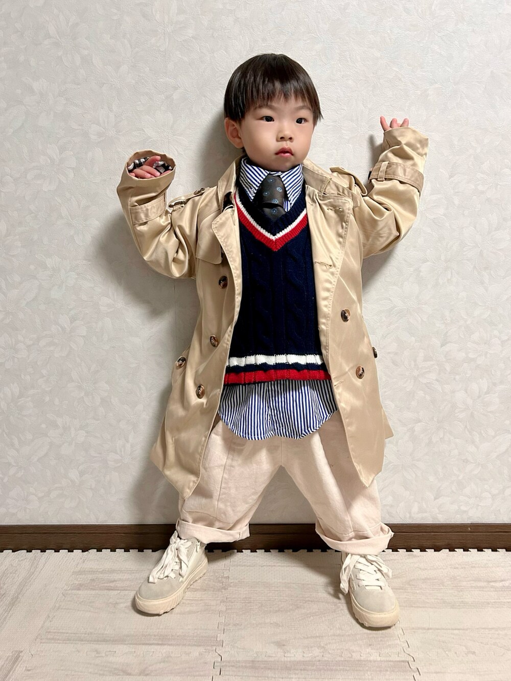 ブルー系のシャツ/ブラウス、ブルー系のベスト、ブラウン系のネクタイを着用したキッズの春コーディネートの4枚目の写真