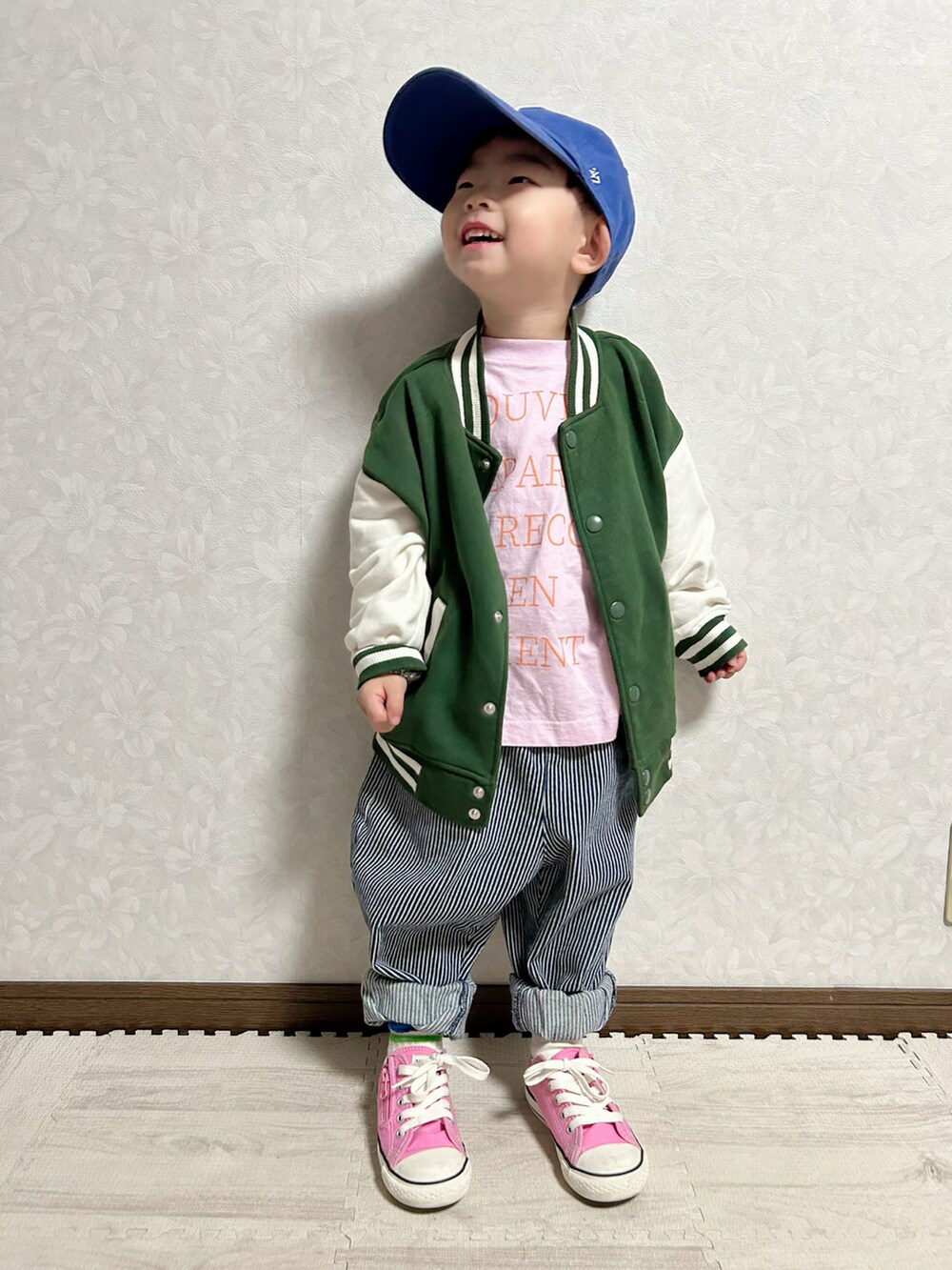 ピンク系のTシャツ/カットソー、グリーン系のブルゾン、ブルー系のデニムパンツを着用したキッズの春コーディネートの5枚目の写真