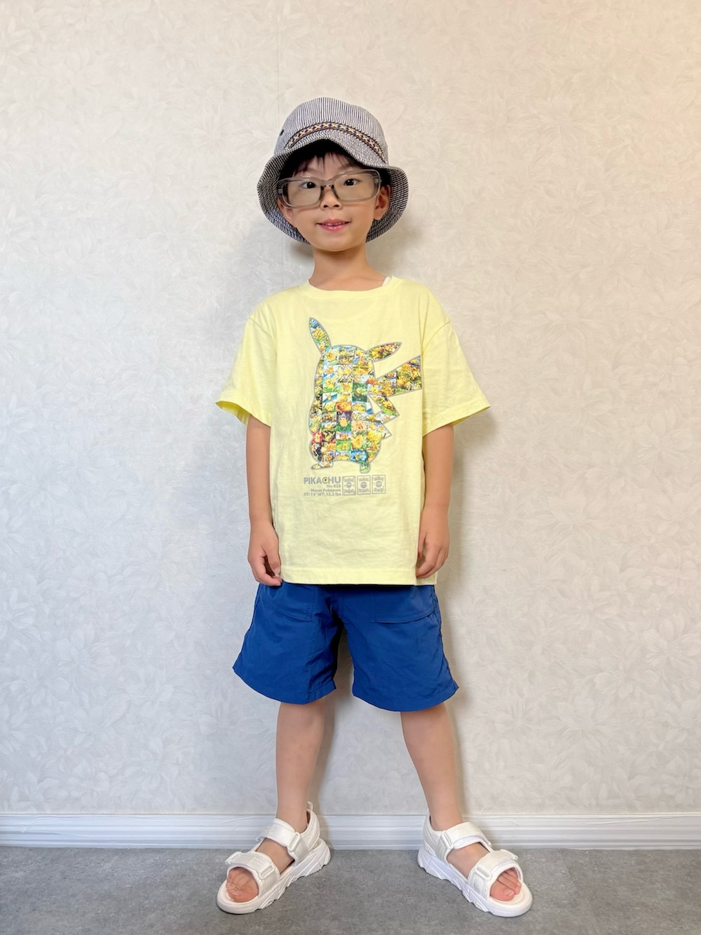 イエロー系のTシャツ/カットソー、ブラック系のパンツ、グレー系のパンツを着用したキッズの夏コーディネートの3枚目の写真