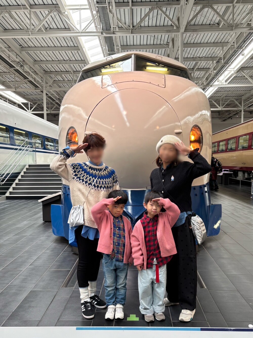 ピンク系のカーディガン/ボレロ、レッド系のシャツ/ブラウス、ブルー系のデニムパンツを着用したキッズの冬コーディネートの2枚目の写真