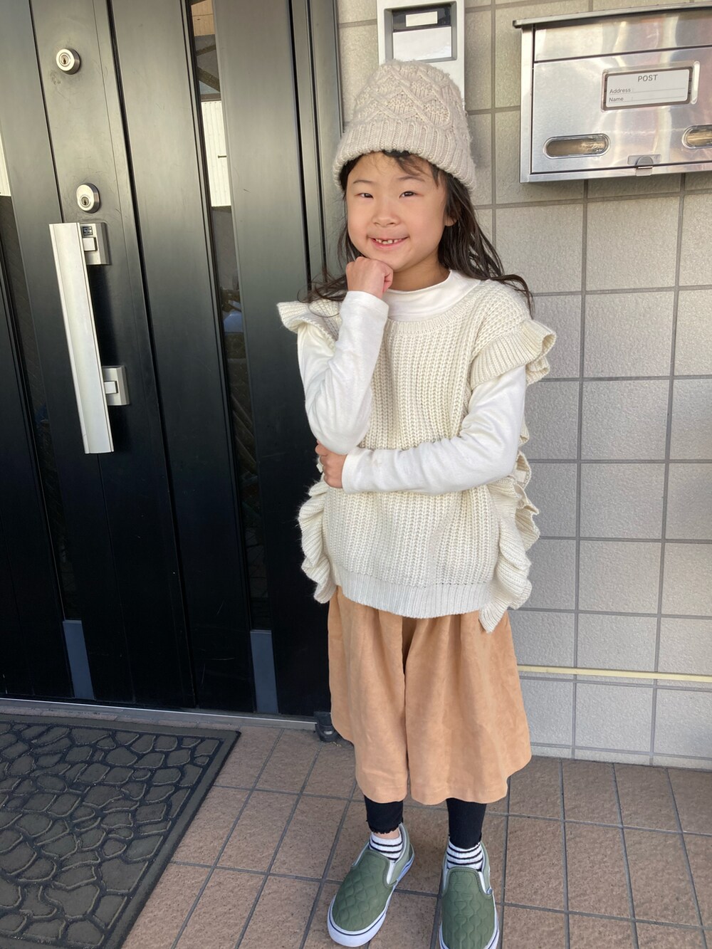 ホワイト系のTシャツ/カットソー、ベージュ系のベスト、ベージュ系のブルゾンを着用したキッズの冬コーディネートの2枚目の写真