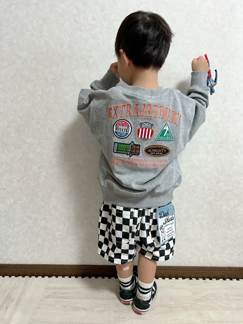 グレー系のスウェット、ブラック系のその他パンツ、ブラック系のスニーカーを着用したキッズの秋コーディネートの4枚目の写真