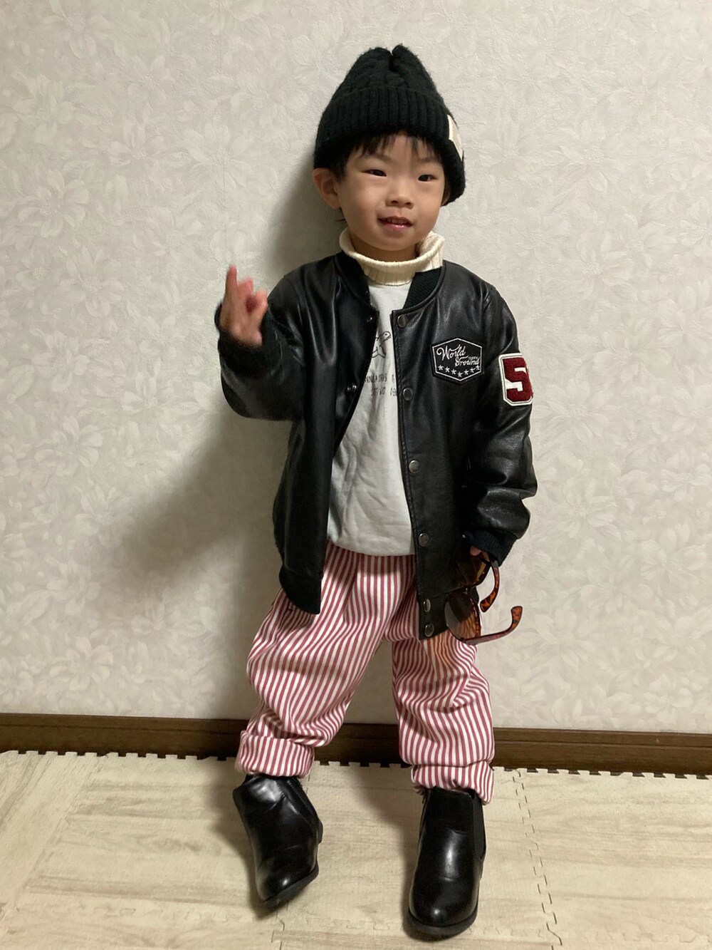 「カジュアルコーデ、シンプルコーデ、レイヤードスタイル、ブーツ、サイドゴアブーツ、春コーデ、ストライプパンツ、ビッグシルエット、プチプラ、スウィーツ同盟会、スウェット、モード、モードストリート、ビタミンカラー、休日スタイル」｜「西松屋のアイテム（キャップ、ブラック系）」を使った、lenlen23さん（キッズ・90cm）の冬コーディネートの4枚目の写真