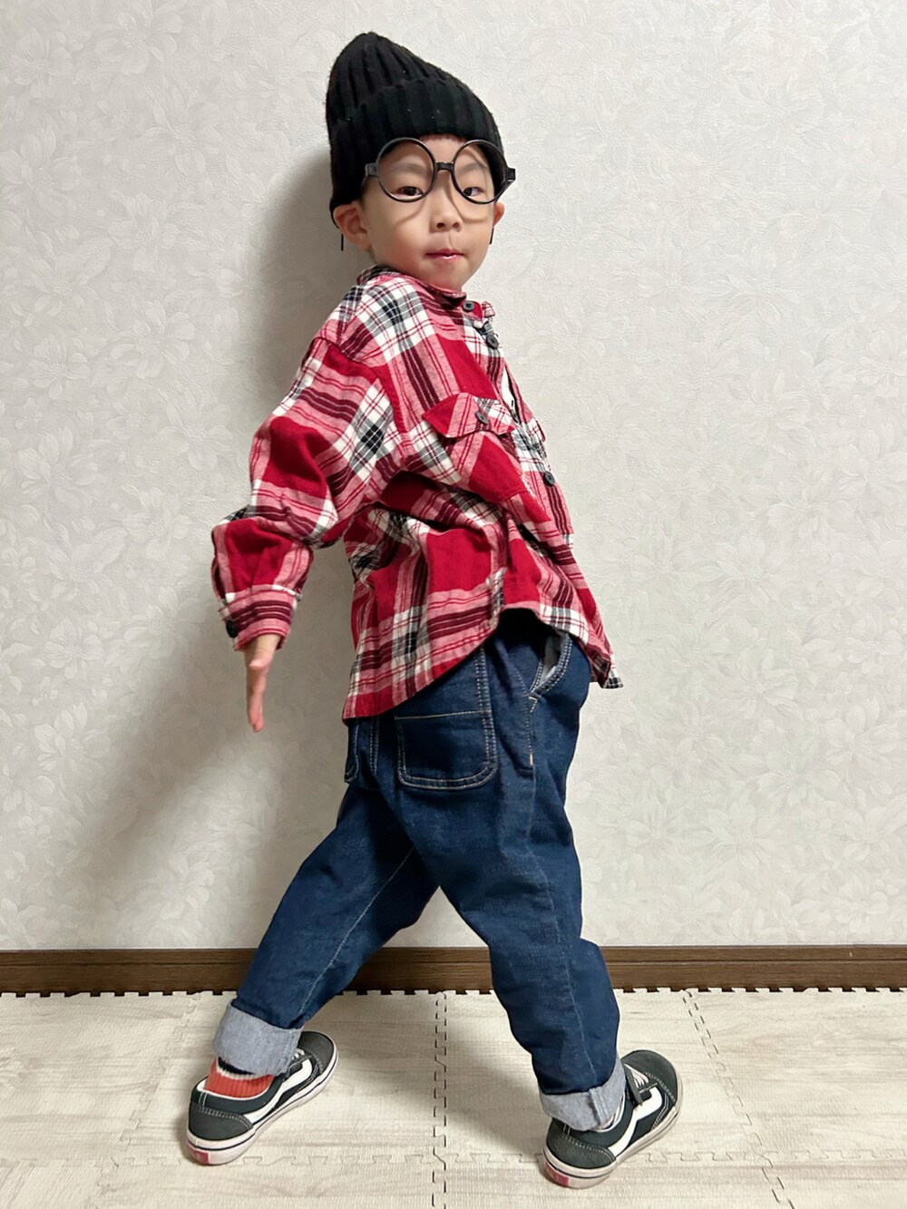 ホワイト系のTシャツ/カットソー、レッド系のシャツ/ブラウス、ブルー系のデニムパンツを着用したキッズの秋コーディネートの3枚目の写真