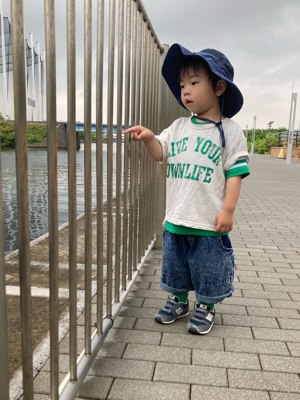 ベージュ系のTシャツ/カットソー、グリーン系のTシャツ/カットソー、ブルー系のデニムパンツを着用したキッズの夏コーディネートの2枚目の写真