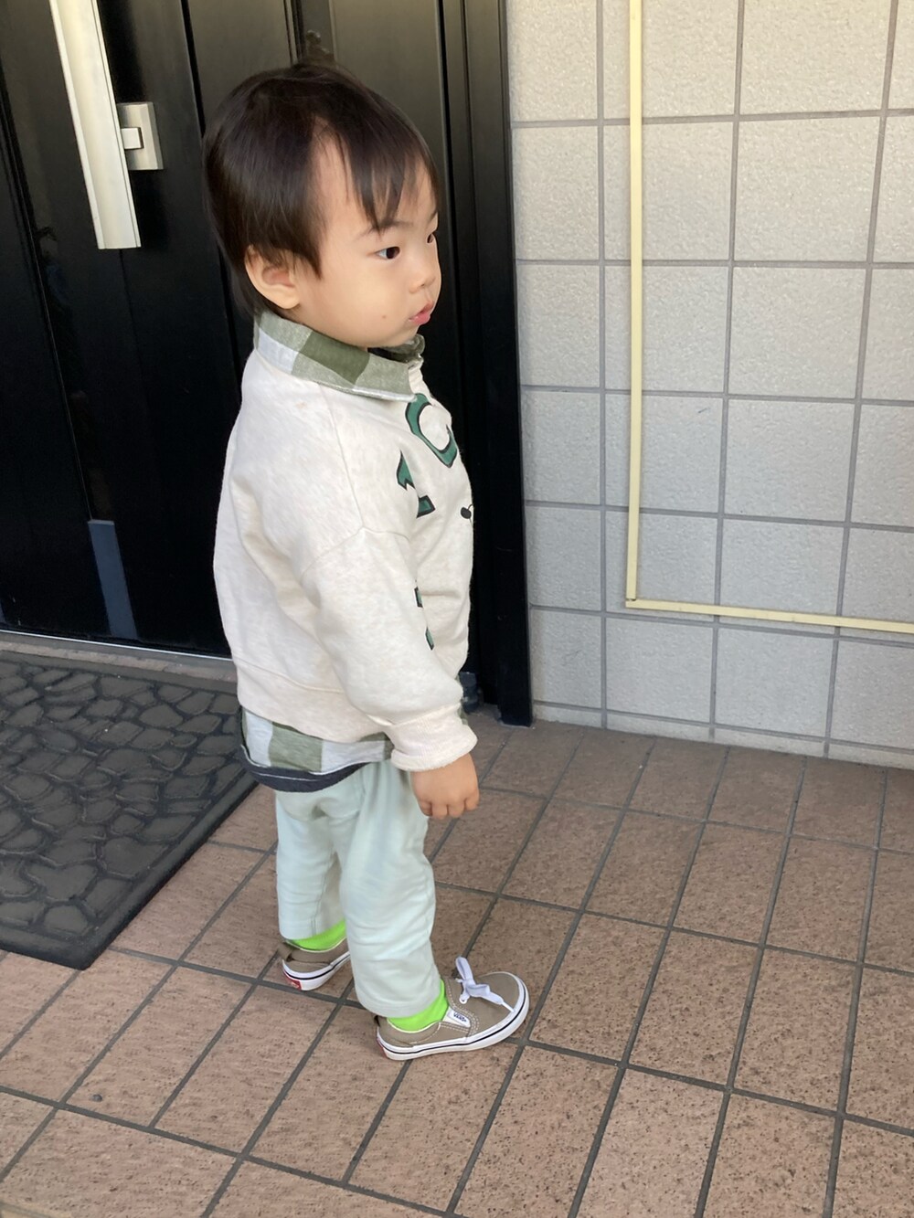 グリーン系のシャツ/ブラウス、ベージュ系のスウェット、グリーン系のパンツを着用したキッズの春コーディネートの4枚目の写真