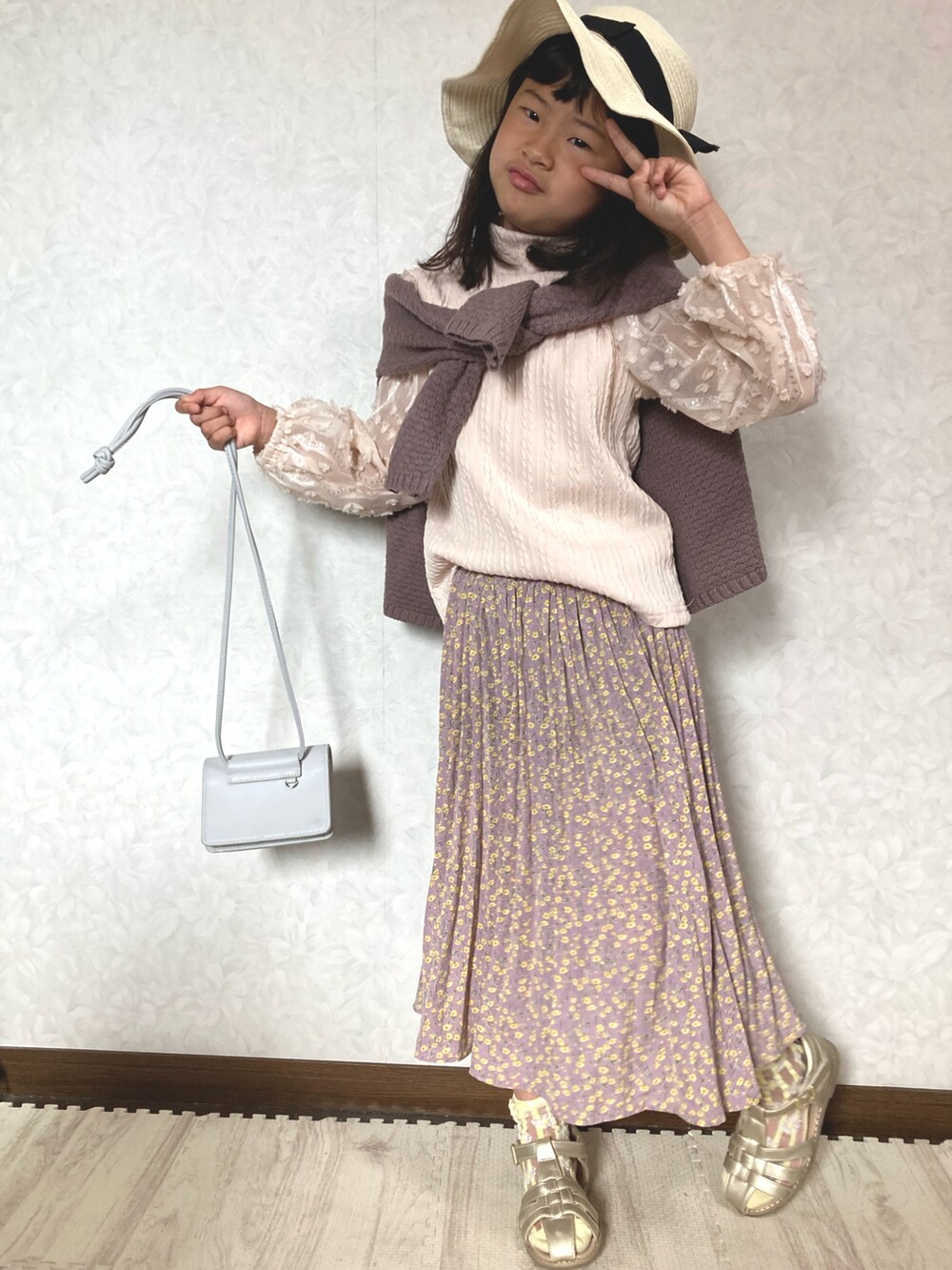 ベージュ系のTシャツ/カットソー、グレー系のカーディガン/ボレロ、パープル系のその他パンツを着用したキッズの春コーディネートの4枚目の写真