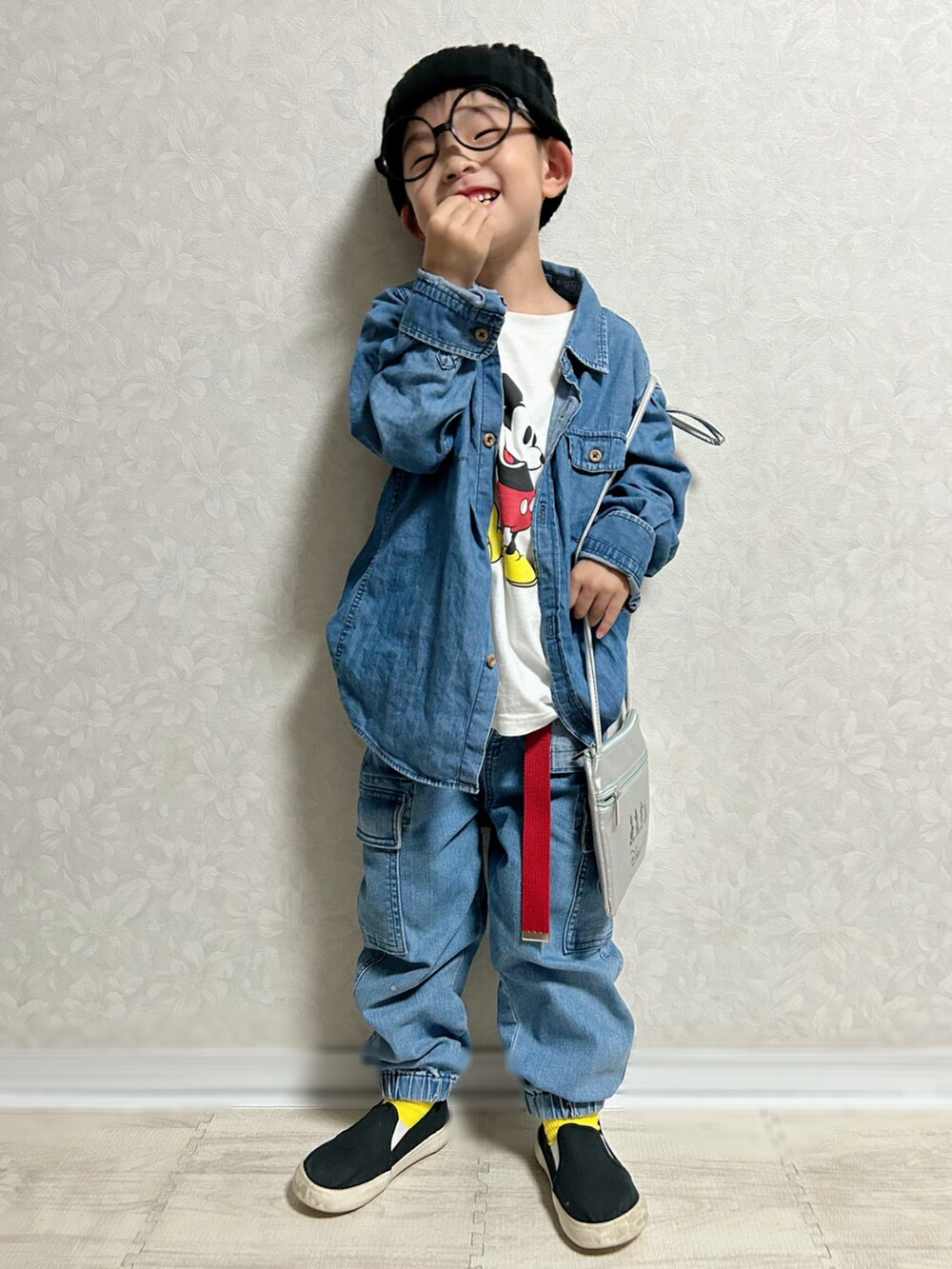 ホワイト系のTシャツ/カットソー、ブルー系のシャツ/ブラウス、ブルー系のデニムパンツを着用したキッズの秋コーディネートの4枚目の写真