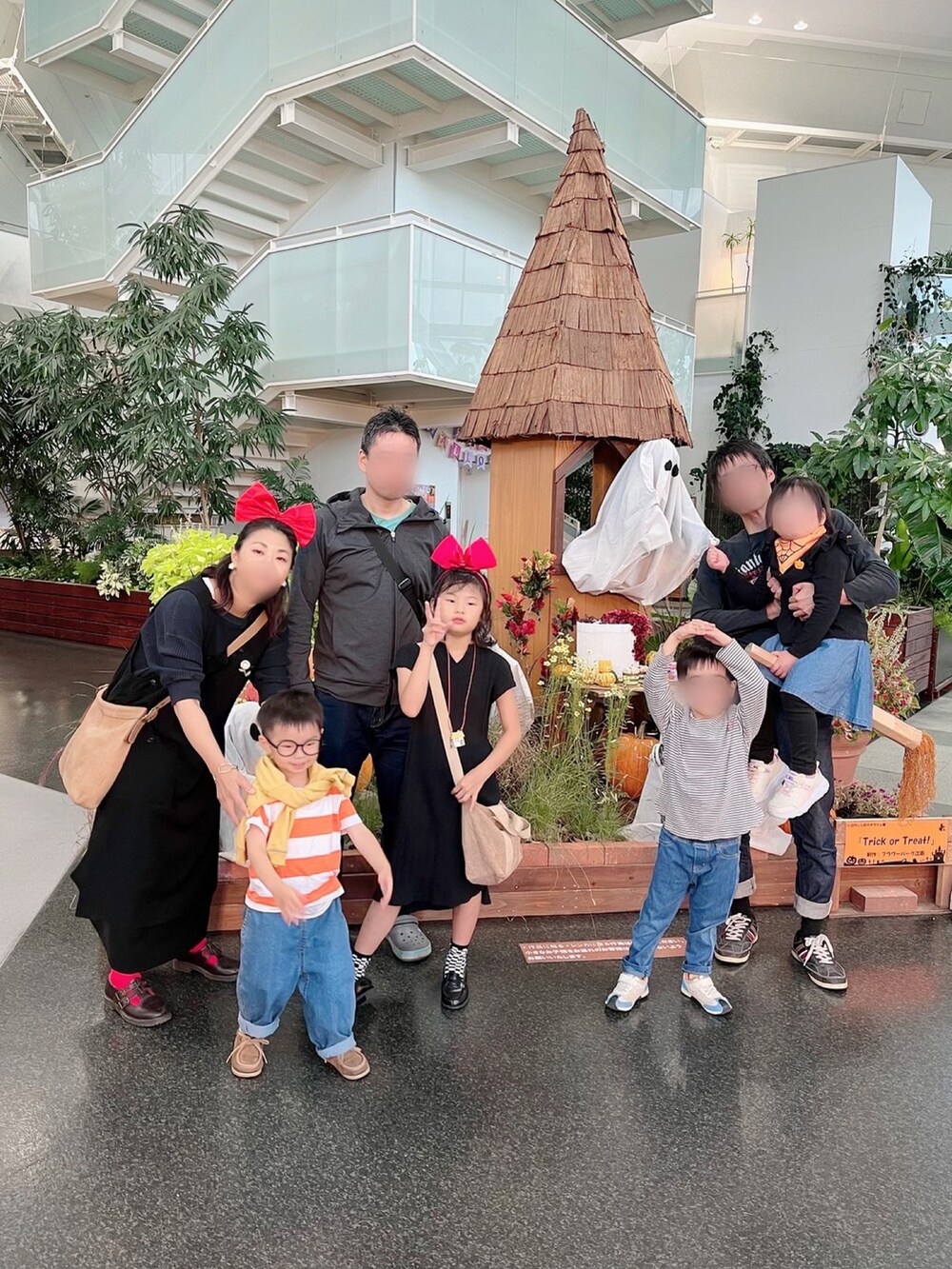 ブラック系のTシャツ/カットソー、ブラウン系のその他シューズ、ブラック系のワンピースを着用したキッズの秋コーディネートの3枚目の写真