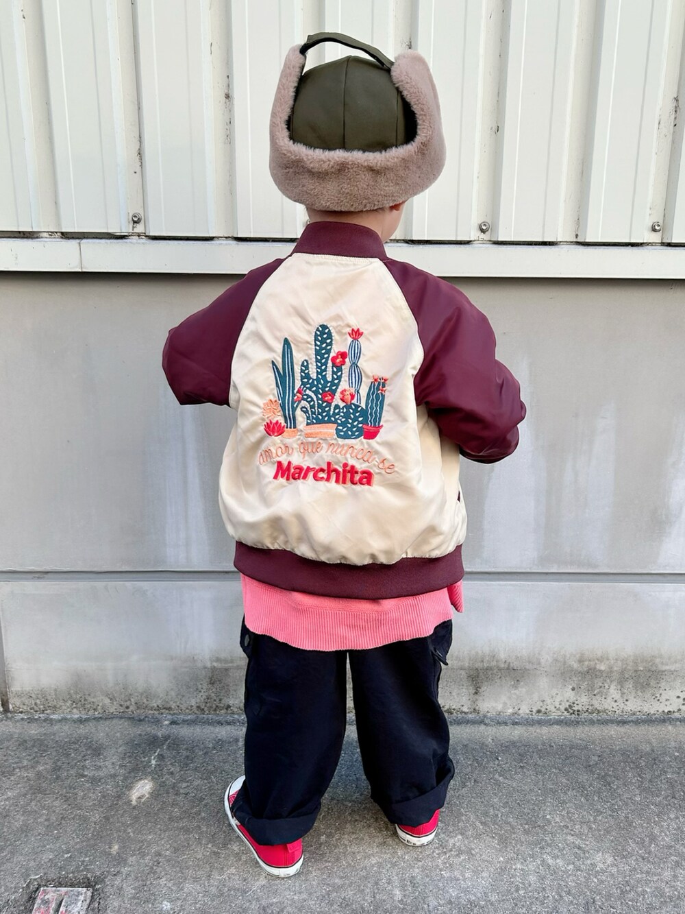 ピンク系のニット/セーター、レッド系のブルゾン、グリーン系のモッズコートを着用したキッズの冬コーディネートの5枚目の写真