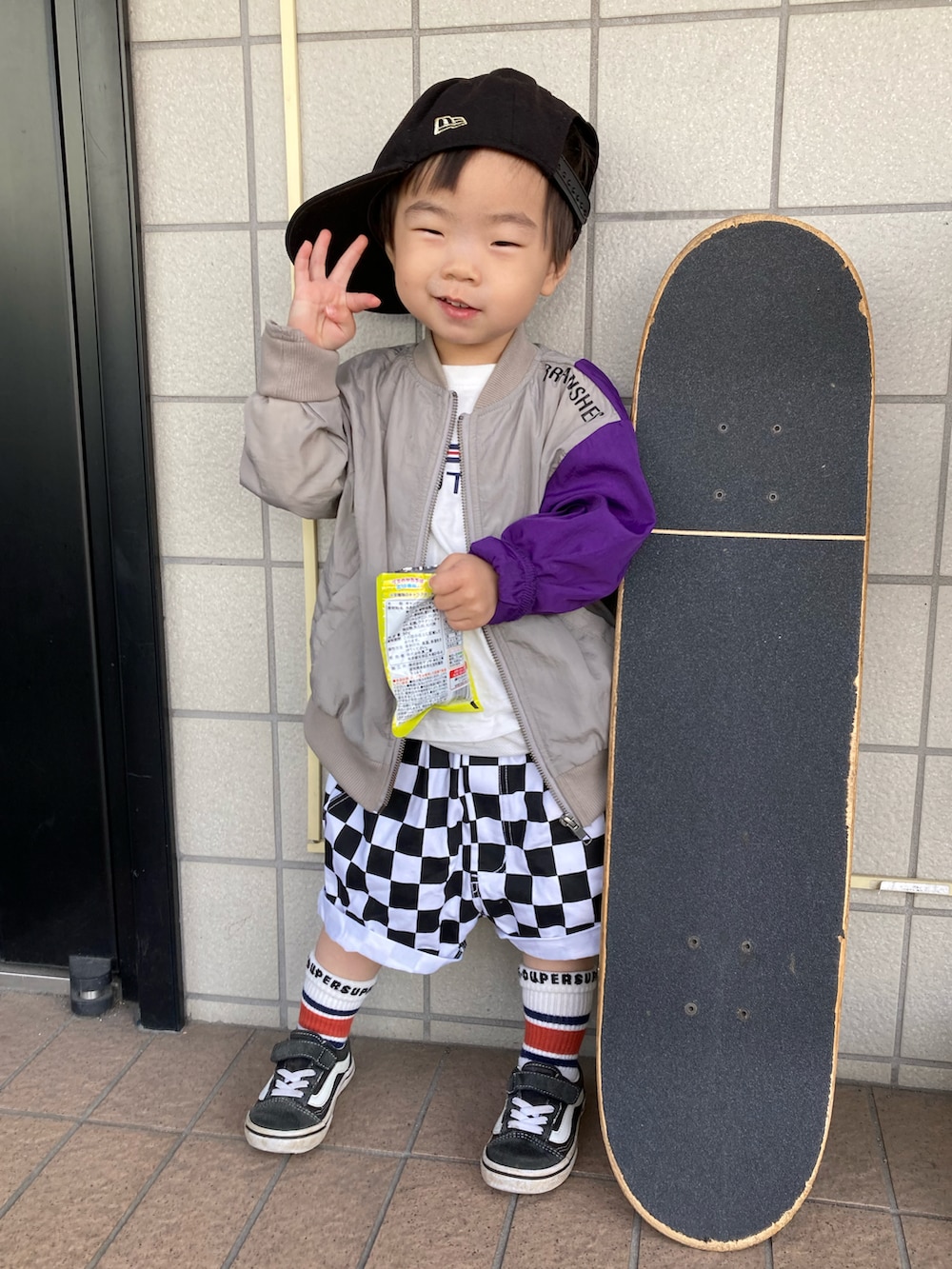 ホワイト系のTシャツ/カットソー、ブラック系のバックパック/リュック、ブラック系のその他パンツを着用したキッズの春コーディネートの4枚目の写真