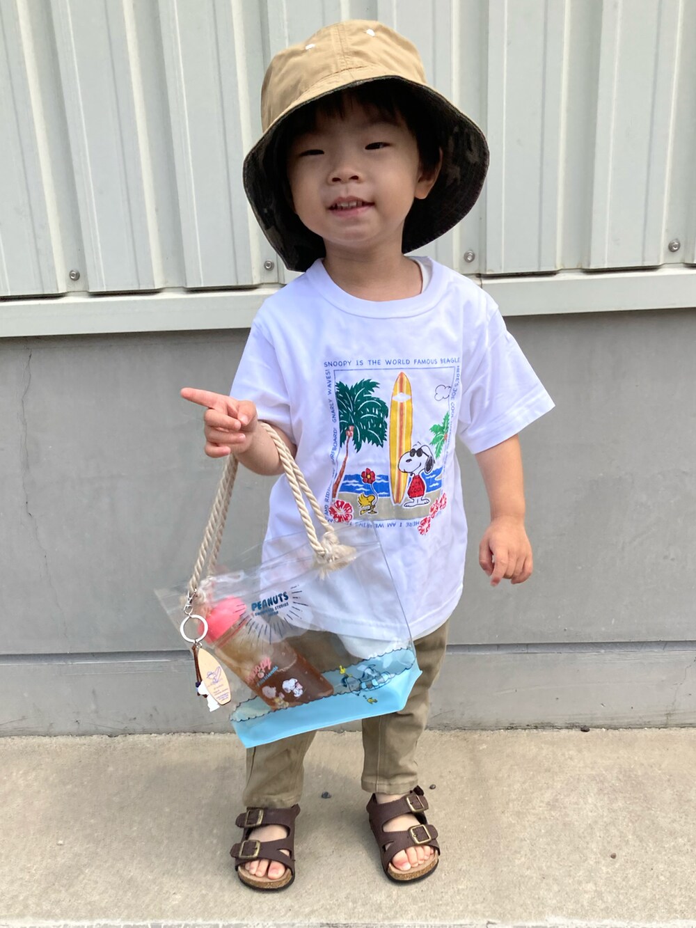 ホワイト系のTシャツ/カットソー、ホワイト系のタンクトップ、ベージュ系のその他パンツを着用したキッズの夏コーディネートの2枚目の写真