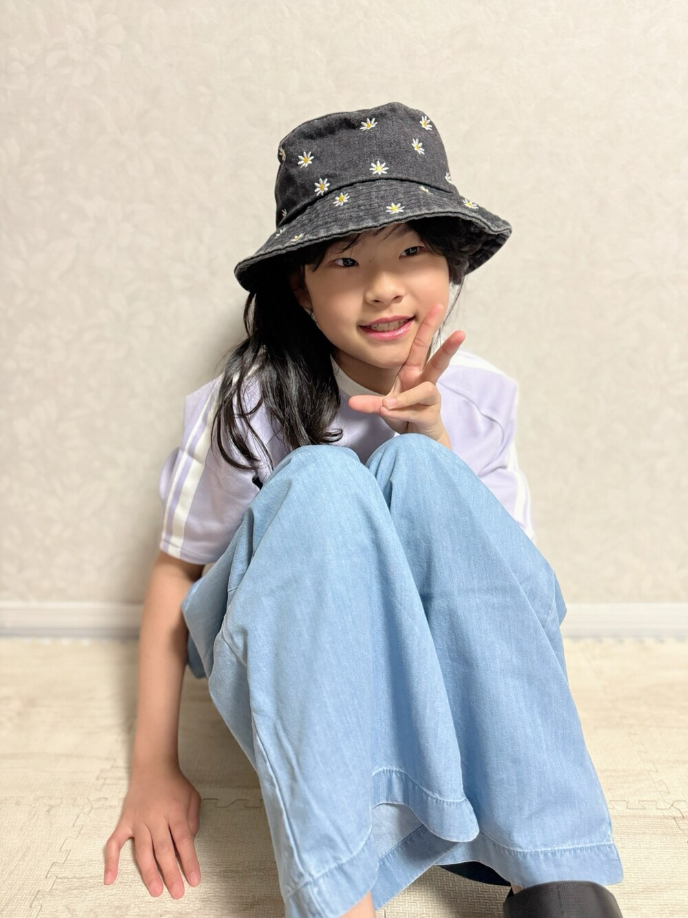 パープル系のTシャツ/カットソー、ブルー系のその他パンツ、ブラック系のサンダルを着用したキッズの春コーディネートの3枚目の写真