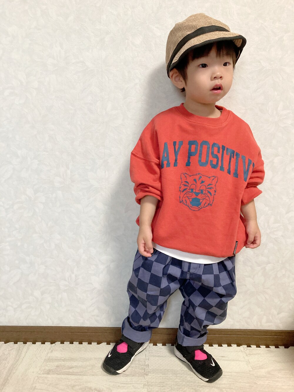 ブルー系のパンツ、レッド系のスウェット、ブラック系のスニーカーを着用したキッズの秋コーディネートの4枚目の写真