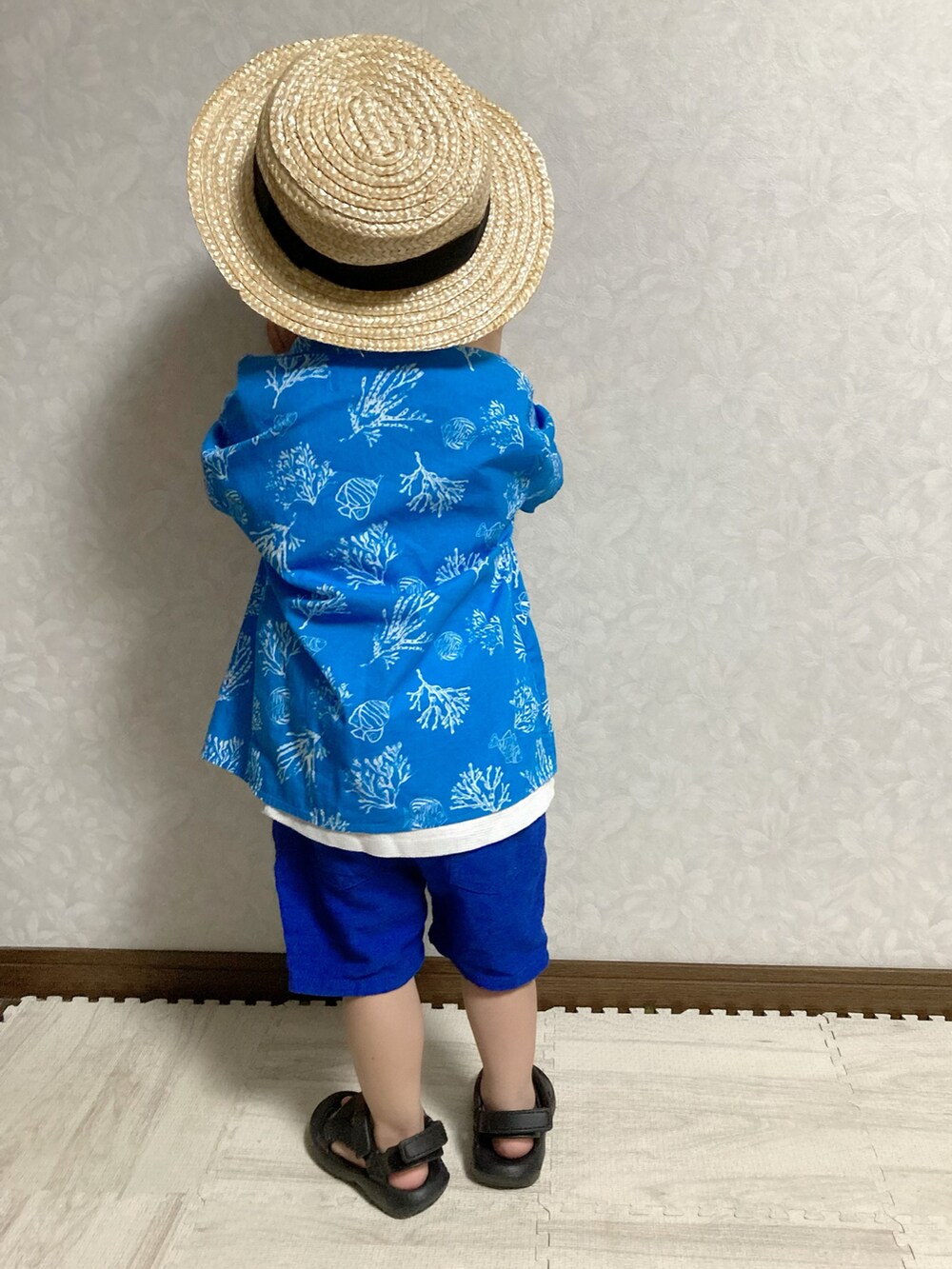 ホワイト系のタンクトップ、ブルー系のシャツ/ブラウス、ブルー系のその他パンツを着用したキッズの夏コーディネートの2枚目の写真