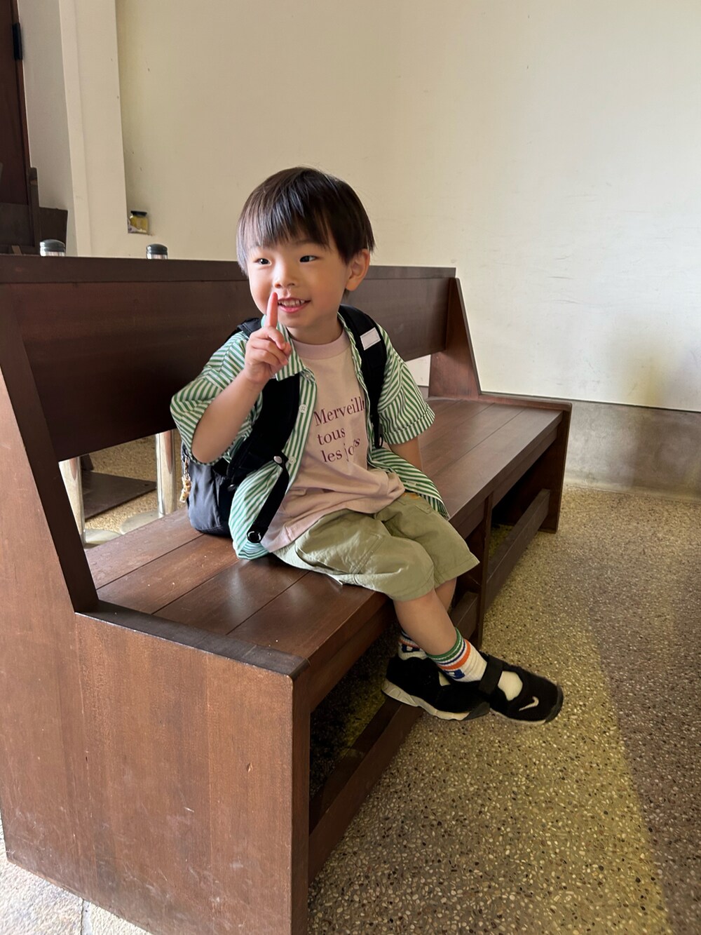 グリーン系のその他パンツ、ピンク系のTシャツ/カットソー、グリーン系のシャツ/ブラウスを着用したキッズの春コーディネートの5枚目の写真