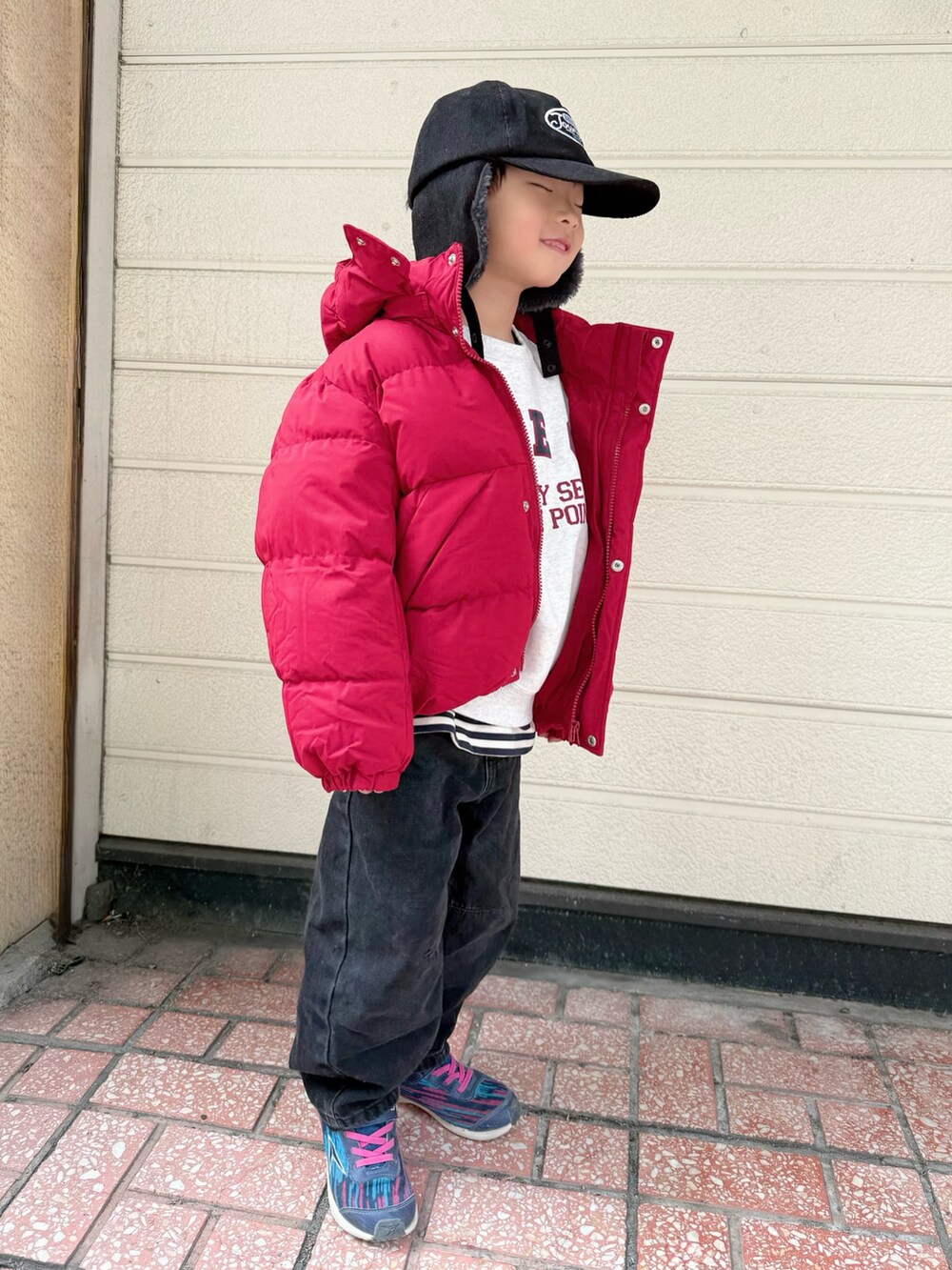 ブルー系のスニーカー、グレー系のスウェット、ブルー系のその他トップスを着用したキッズの冬コーディネートの3枚目の写真