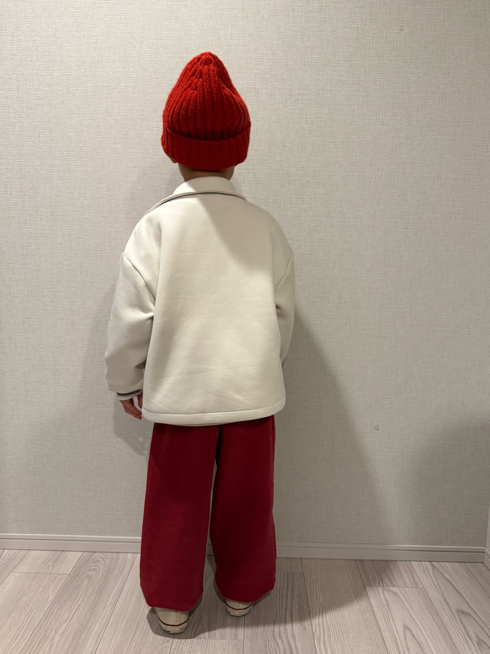 ホワイト系のTシャツ/カットソー、ホワイト系のTシャツ/カットソー、レッド系のカーディガン/ボレロを着用したキッズの冬コーディネートの4枚目の写真