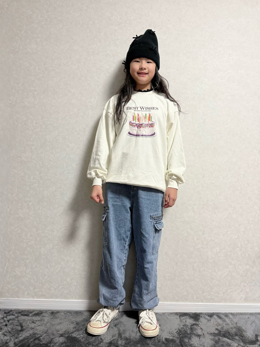 ホワイト系のスウェット、ブラウン系のノーカラージャケット、ブルー系のカーゴパンツを着用したキッズの冬コーディネートの3枚目の写真