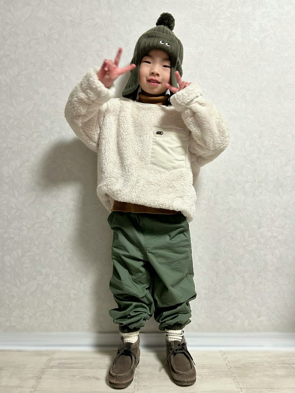 「冬コーデ、カジュアルコーデ、レイヤードスタイル、フリース、UNIQLO、ユニクロ、タートルネック、ブーツ、ニット帽、フライトキャップ、ファー、古着MIX、お出かけコーデ、暖パン、ニット」｜「UNIQLOのヒートテックニットキャップ S/M 1,990円（ニットキャップ/ビーニー、グリーン系）」を使った、lenlen23さん（キッズ・100cm）の冬コーディネートの2枚目の写真