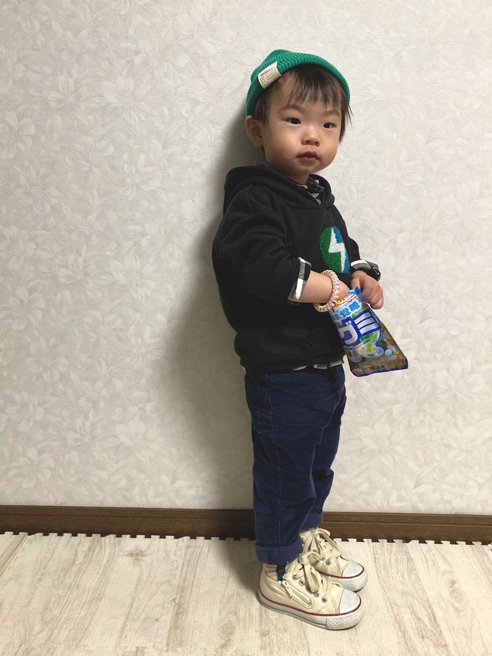 ホワイト系のシャツ/ブラウス、ブラック系のパーカー、ブルー系のパンツを着用したキッズの春コーディネートの3枚目の写真