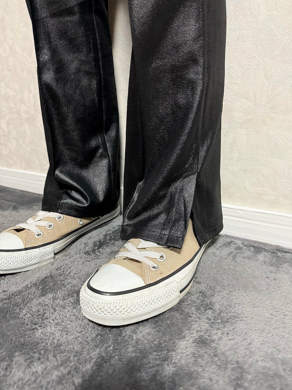 レッド系のTシャツ/カットソー、ブラウン系のノーカラージャケット、ブラック系のその他パンツを着用したキッズの冬コーディネートの5枚目の写真