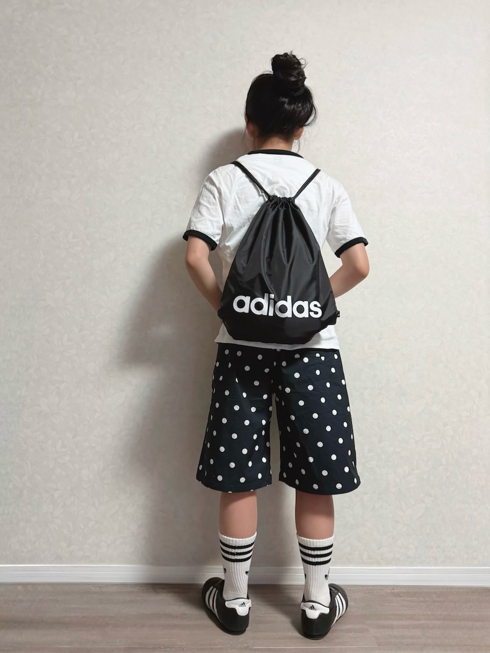 ブラック系のバックパック/リュック、ブラック系のその他パンツ、ブラック系のスニーカーを着用したキッズの春コーディネートの3枚目の写真
