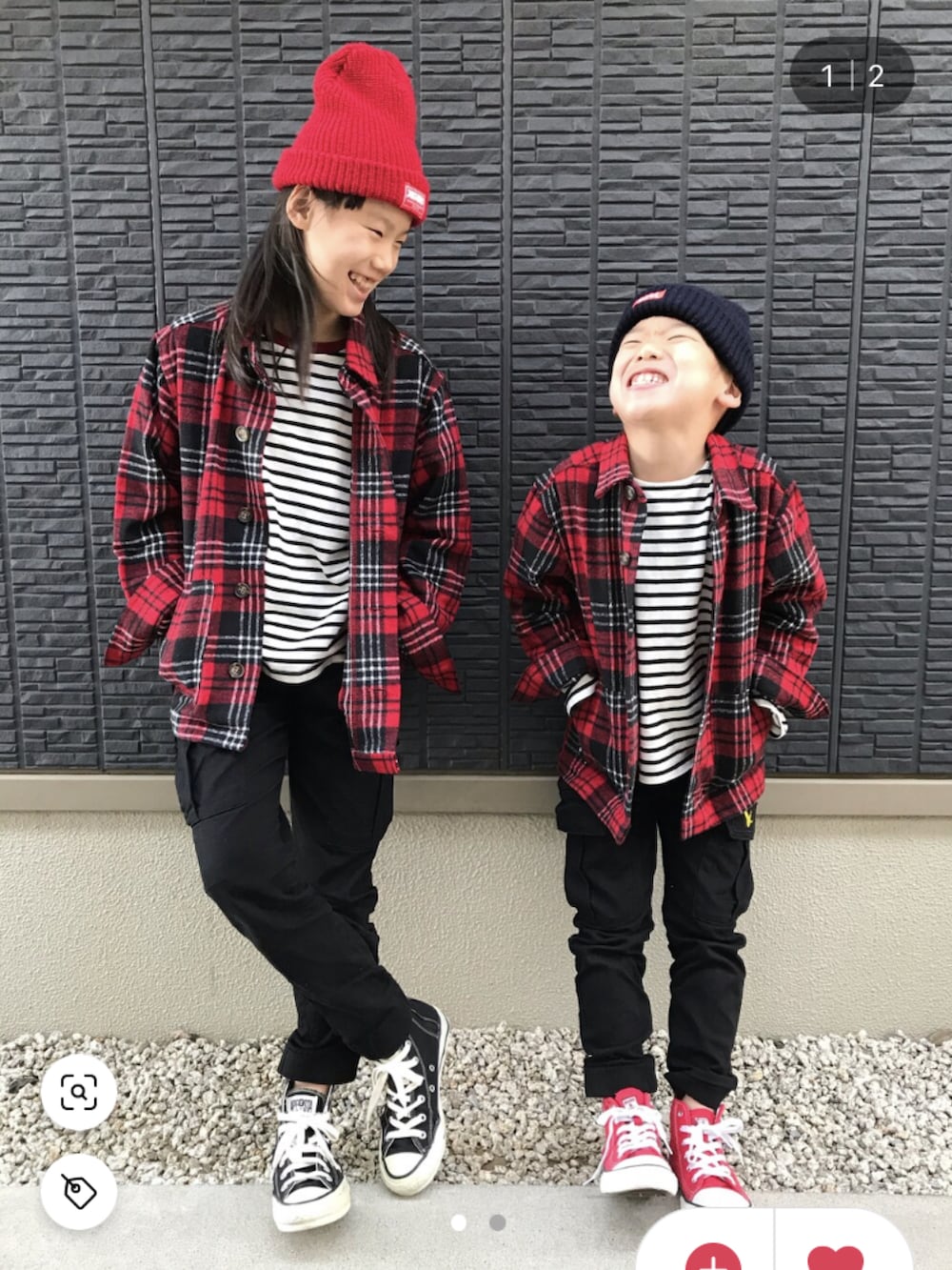 レッド系のシャツ/ブラウス、ホワイト系のスニーカー、ホワイト系のTシャツ/カットソーを着用したキッズの冬コーディネートの3枚目の写真
