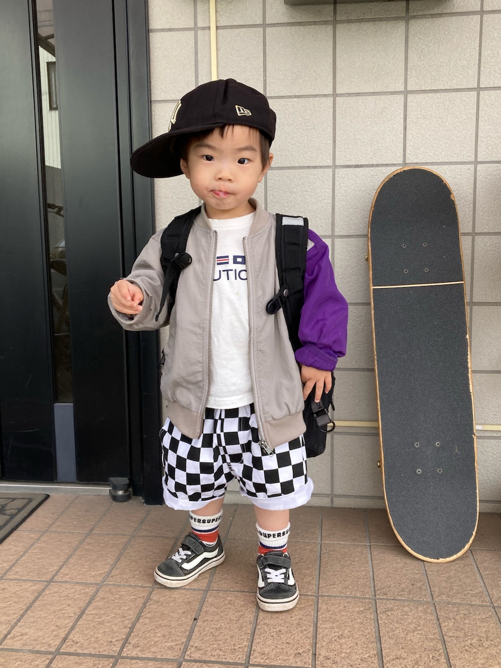 ホワイト系のTシャツ/カットソー、ブラック系のバックパック/リュック、ブラック系のその他パンツを着用したキッズの春コーディネートの3枚目の写真