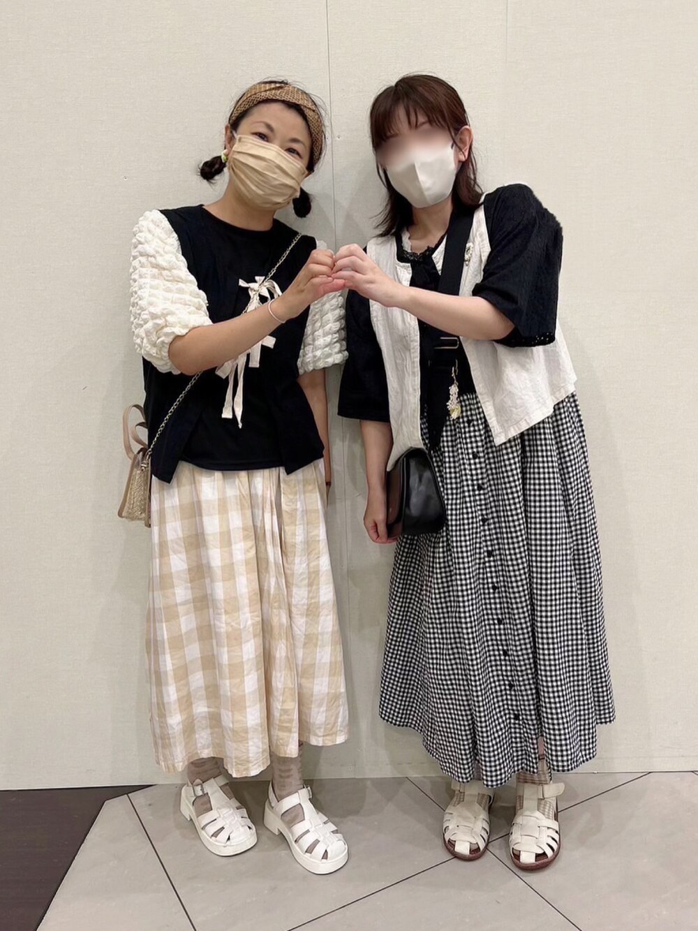 ブラック系のベスト、ブラック系のシャツ/ブラウス、ホワイト系のサンダルを着用したキッズの夏コーディネートの2枚目の写真