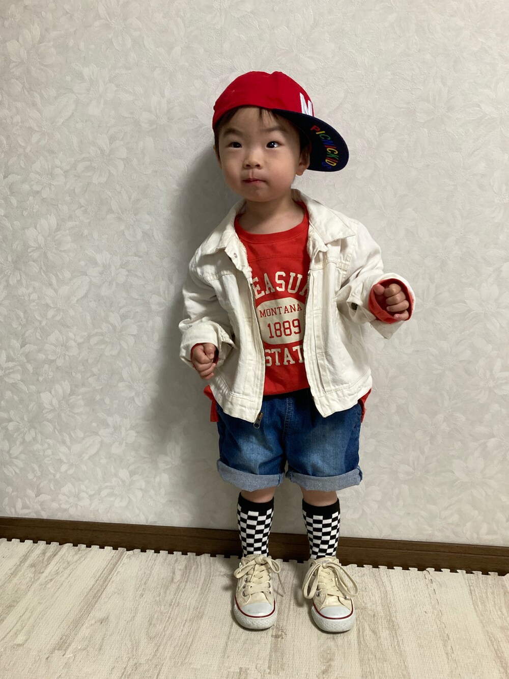 ホワイト系のデニムジャケット、レッド系のTシャツ/カットソー、ブルー系のデニムパンツを着用したキッズの春コーディネートの5枚目の写真