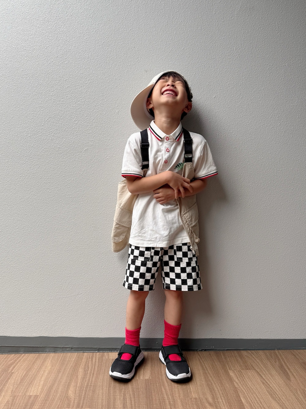 ベージュ系のベスト、ホワイト系のポロシャツ、その他のその他パンツを着用したキッズの夏コーディネートの3枚目の写真