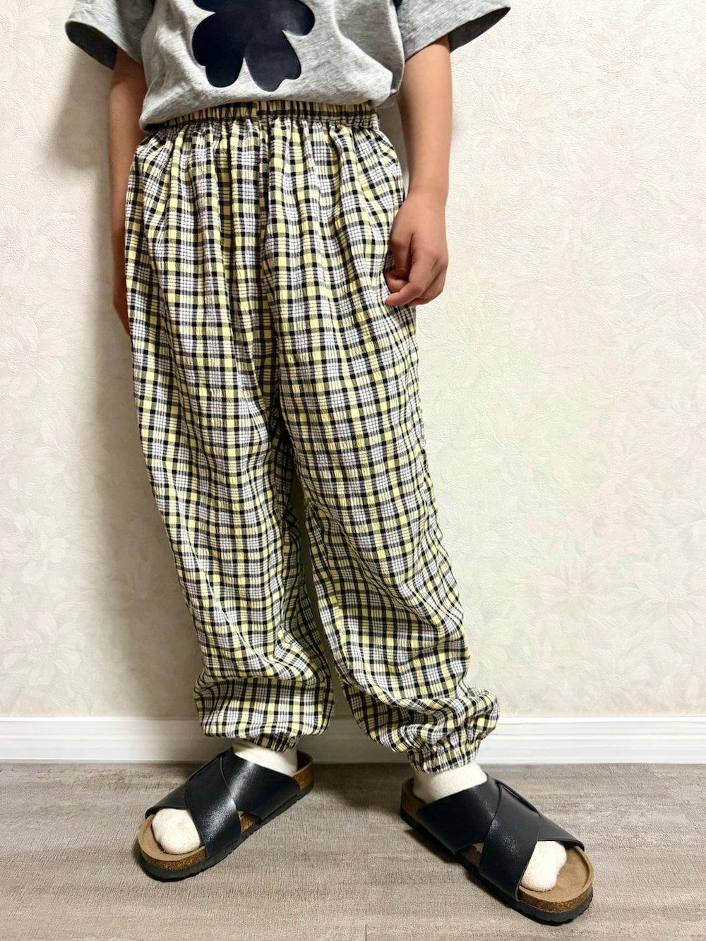 グレー系のTシャツ/カットソー、イエロー系のパンツ、その他のショルダーバッグを着用したキッズの夏コーディネートの4枚目の写真