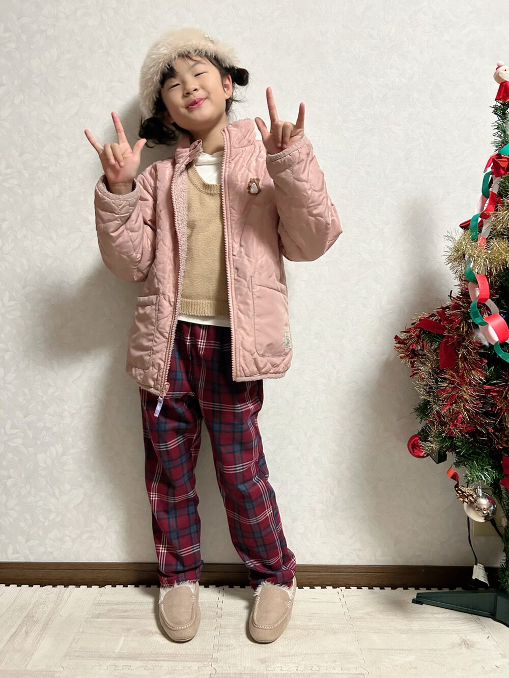 ホワイト系のTシャツ/カットソー、ベージュ系のベスト、ピンク系のブルゾンを着用したキッズの冬コーディネートの5枚目の写真