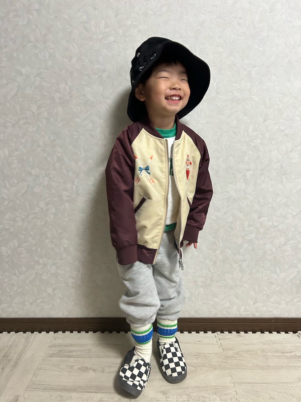 「bmingbybeams、BMINGLIFESTOREbyBEAMS、休日スタイル、カジュアルコーデ、ストリート、PR、レイヤードスタイル、バケットハット、ロンT、ロゴスウェット、スリッポン、プチプラ、スニーカー、フェスコーデ、チェック」|「B:MING by BEAMSのB:MING by BEAMS / スカジャン(100~150cm)(ブルゾン、レッド系)」を使った、lenlen23さん(キッズ・90cm)の春コーディネートの3枚目の写真