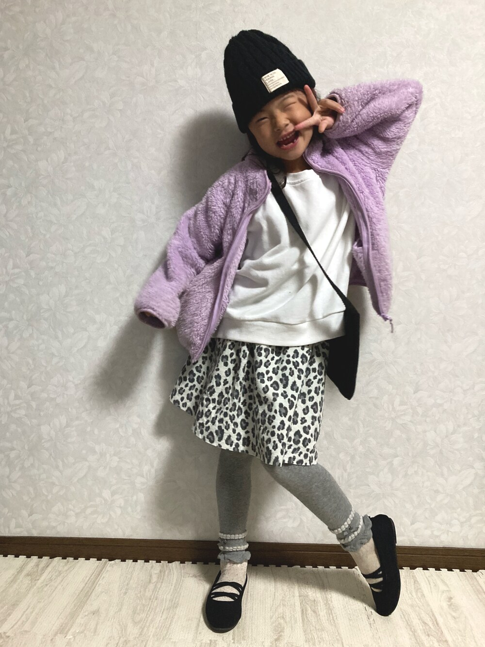 「レオパード、ニット帽、ショルダーバッグ、タイツ、冬コーデ、バレエシューズ、フリースジャケット、バックプリント、アニエスベー、お誕生日おめでとう!、笑顔拡散、雪ちゃん!大すし🍣💓♥️❤️、STOP 誹謗中傷、WEARは皆の拠り所、笑顔の輪を繋ごう」|「西松屋のアイテム(キャップ、ブラック系)」を使った、lenlen23さん(キッズ・80cm)の秋コーディネートの2枚目の写真