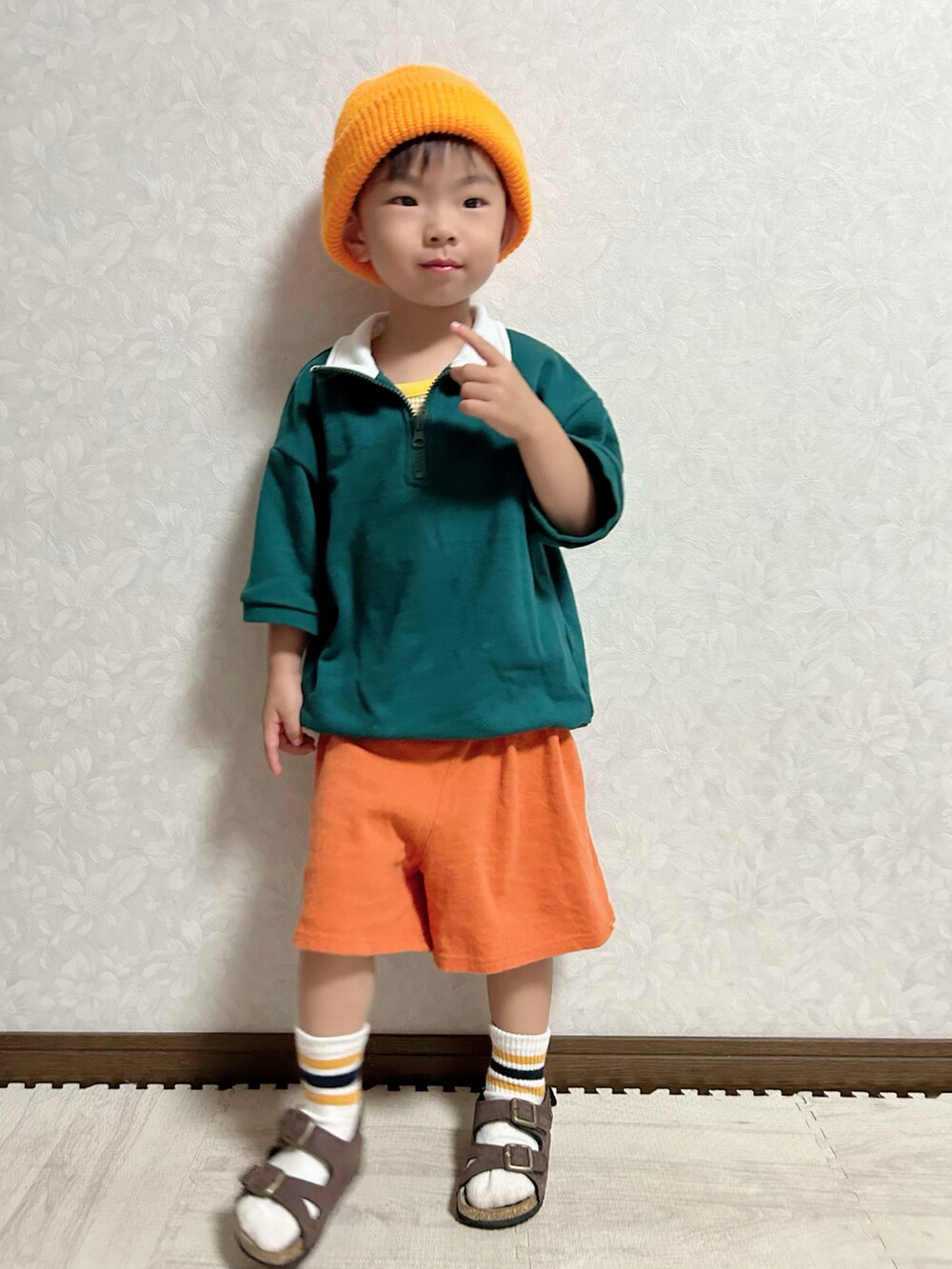 「アツいコーデ全部見せ、夏コーデ、ストリート、カジュアル、カラー×コーデ、サンダル、ニット帽、ハーフジップ、ハーフパンツ、プチプラ、お出かけコーデ、休日スタイル、スウィーツ同盟会、ナツいコーデを全部見せ、ブラウン」|「SHEINのニットビーニー 186円(ニットキャップ/ビーニー、オレンジ系)」を使った、lenlen23さん(キッズ・90cm)の夏コーディネートの2枚目の写真