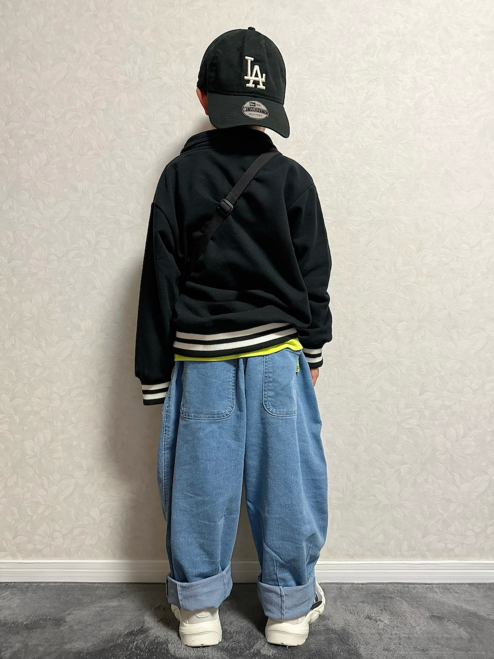 ブラック系のセットアップ、その他のショルダーバッグ、ブルー系のその他パンツを着用したキッズの冬コーディネートの5枚目の写真