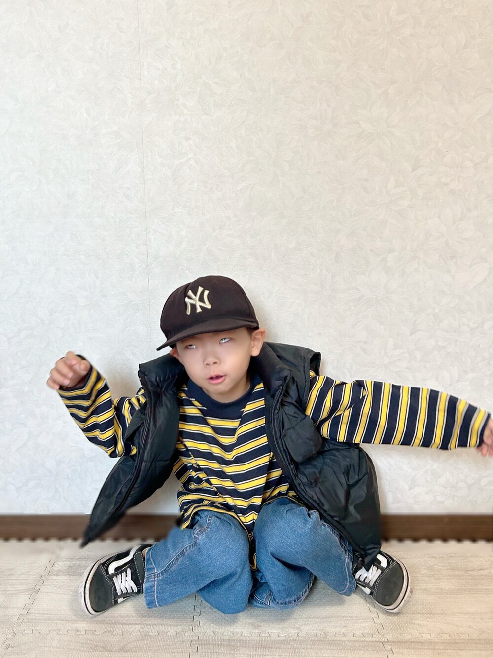 ブルー系のTシャツ/カットソー、ブルー系のデニムパンツ、ブラック系のショルダーバッグを着用したキッズの秋コーディネートの5枚目の写真
