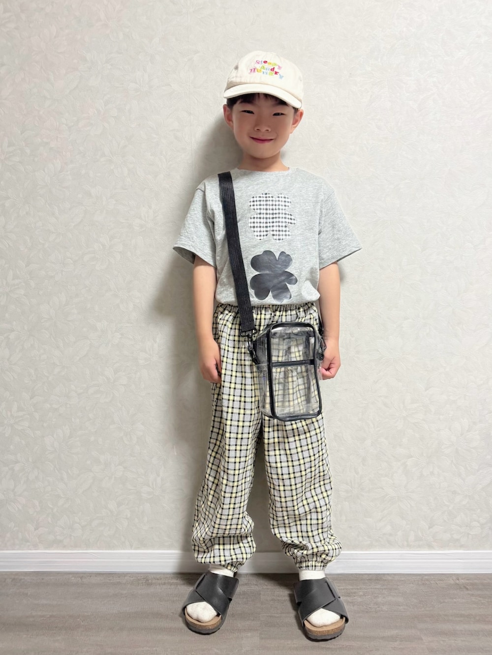 グレー系のTシャツ/カットソー、イエロー系のパンツ、その他のショルダーバッグを着用したキッズの夏コーディネートの3枚目の写真