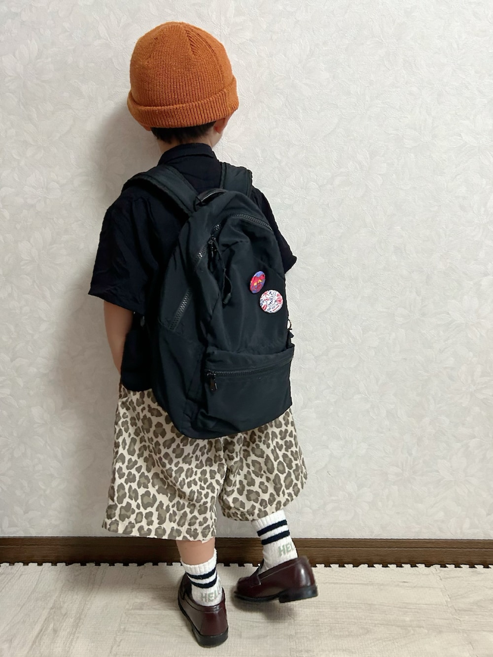 ブラック系のシャツ/ブラウス、ベージュ系のその他パンツ、ブラウン系のローファーを着用したキッズの秋コーディネートの2枚目の写真