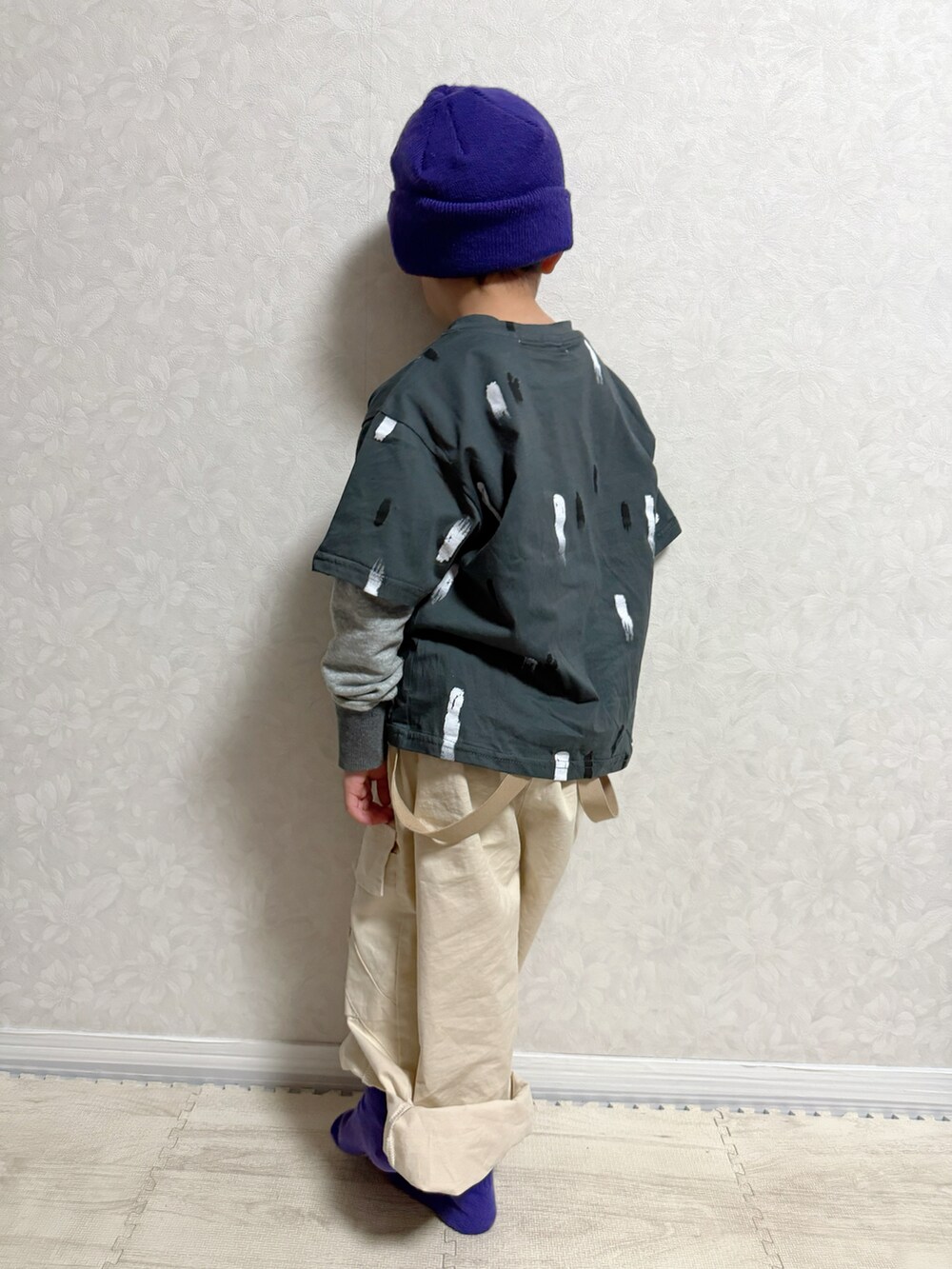 グレー系のTシャツ/カットソー、ホワイト系のカーゴパンツ、ホワイト系のスニーカーを着用したキッズの春コーディネートの5枚目の写真