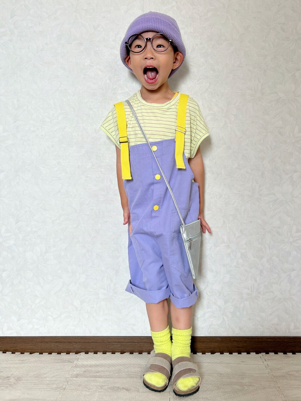 イエロー系のTシャツ/カットソー、パープル系のサロペット/オーバーオール、シルバー系のショルダーバッグを着用したキッズの夏コーディネートの3枚目の写真