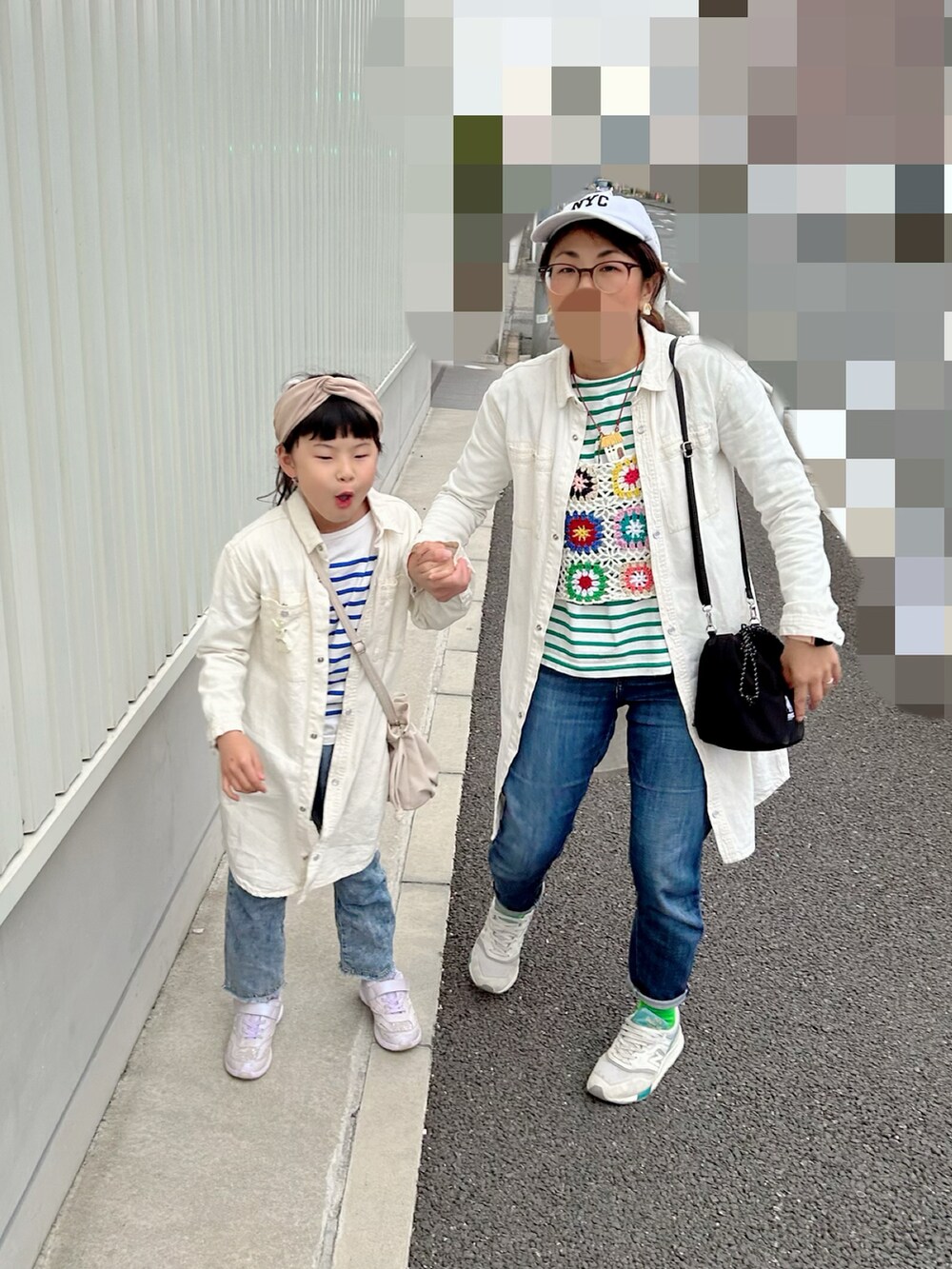 「春コーデ、ホワイトフェス、おやこーで。、ボーダー、カジュアルコーデ、レイヤードスタイル、キャップ、巾着バッグ、GU、UNIQLO、エアリフト、ビタミンカラー、スニーカー、古着MIX、ベスト」|「WEGOのWEGO/フリルデザイン付け襟(付け襟、ホワイト系)」を使った、lenlen23さん(キッズ・90cm)の春コーディネートの4枚目の写真